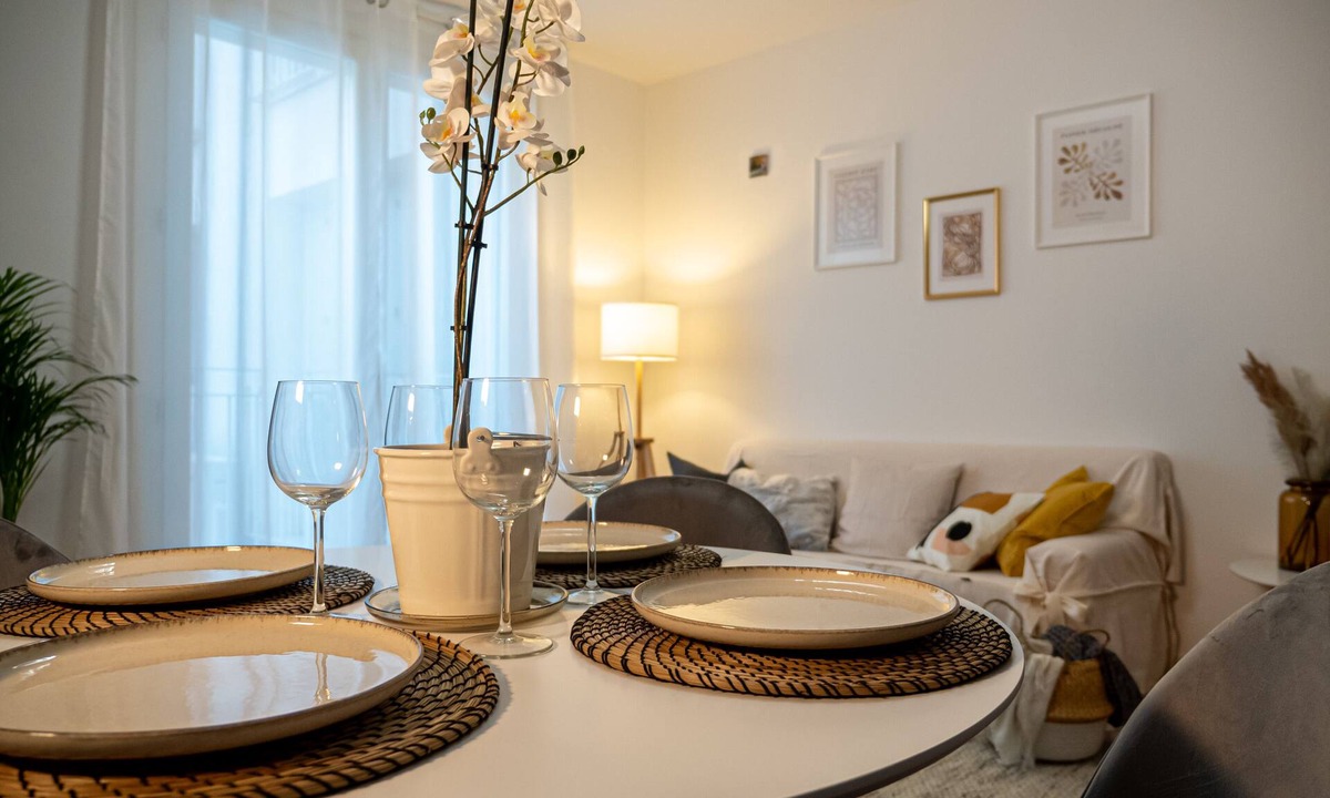 Old Town Apartment | Modern apartment with private park - Maison Blanche