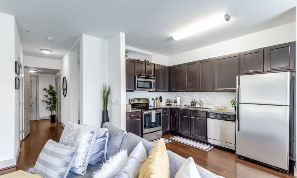 Washington Ave./ Memorial Park Apartment | Modern Apartment with WiFi, pool and fitness room in vibrant Houston