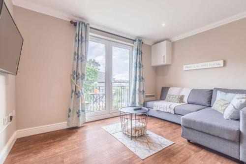 Windsor Apartment | Modern apartment within short walk of The Castle, High Street and Long Walk - FREE PARKING - By Tempstay
