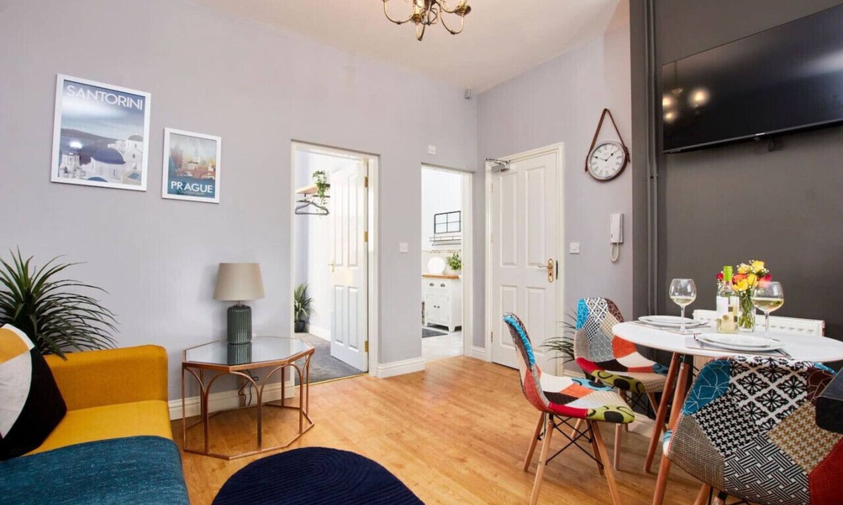 Castle Donington Apartment | Modern Apt Near EMA; with Free Gym Access, Parking