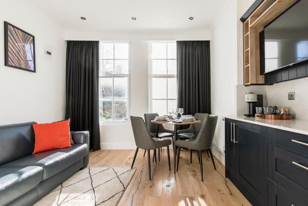 Ealing Apartment | Modern aptmt, 2 Stops to Central London, Smart lock, Netflix