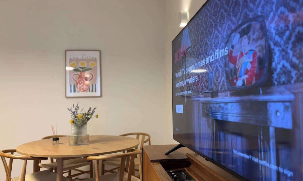 Petralona Apartment | Modern Athenian Hideaway - Balcony AC Walk to Acropolis & Metro