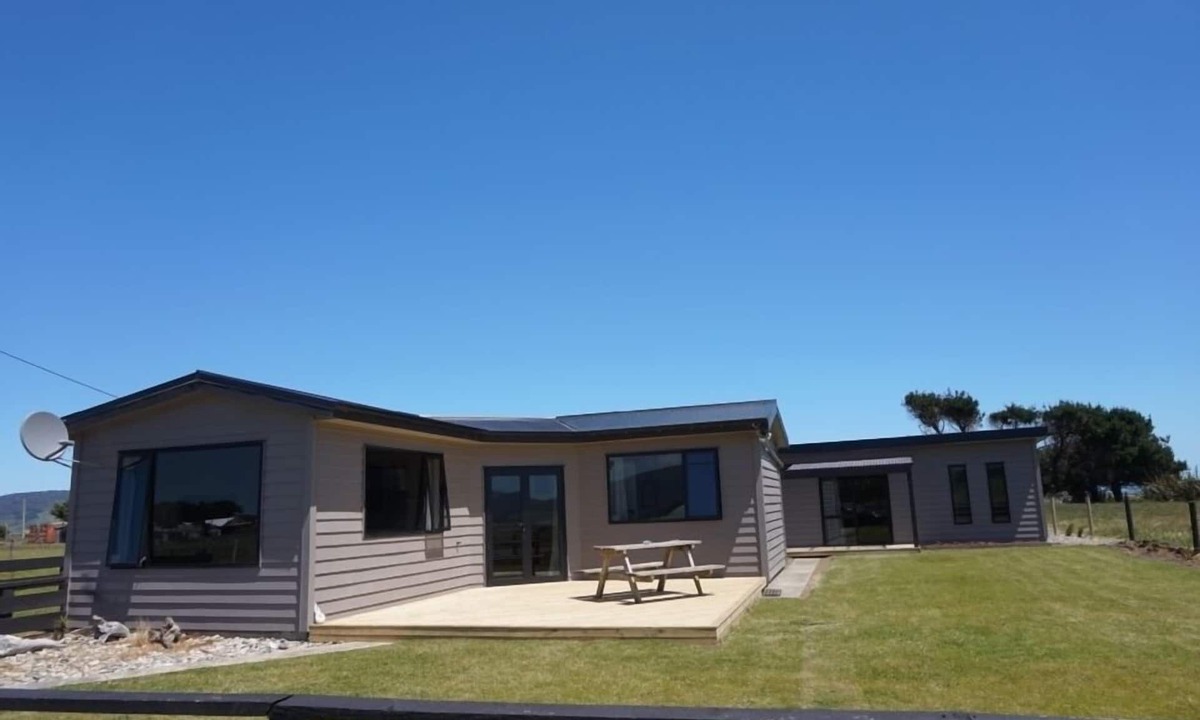 Orepuki Cottage | Modern bach located between the sea and bush in Orepuki