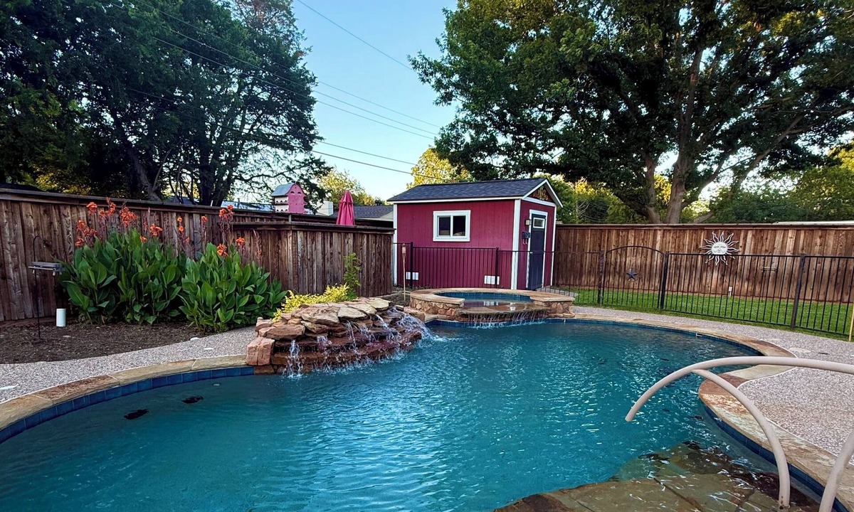 Farmers Branch House | Modern Backyard Paradise Pool & Spa Near Dallas