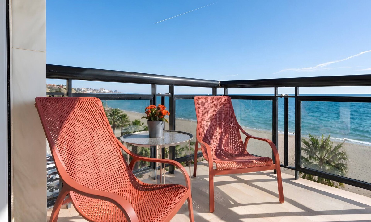 Fuengirola House | Modern Beachfront Apartment with 3 Bedrooms