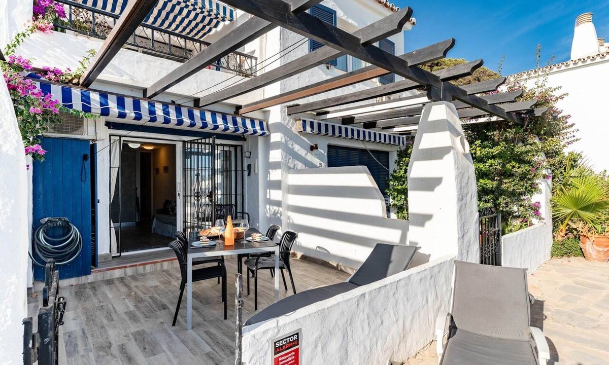 Sitio de Calahonda Apartment | Modern Beachfront Escape, Calahonda