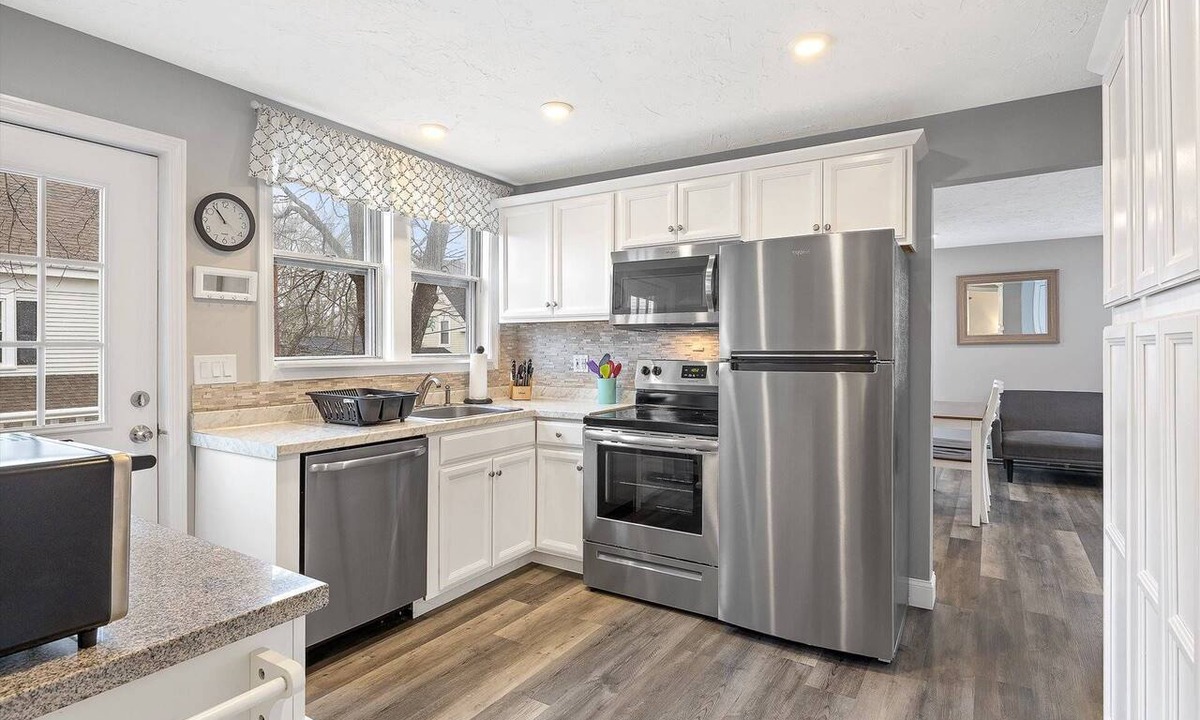 Onset Condo | Modern Beachside Condo in Onset Village: Walk to Dining, Market & Beaches Monthly Rates Available