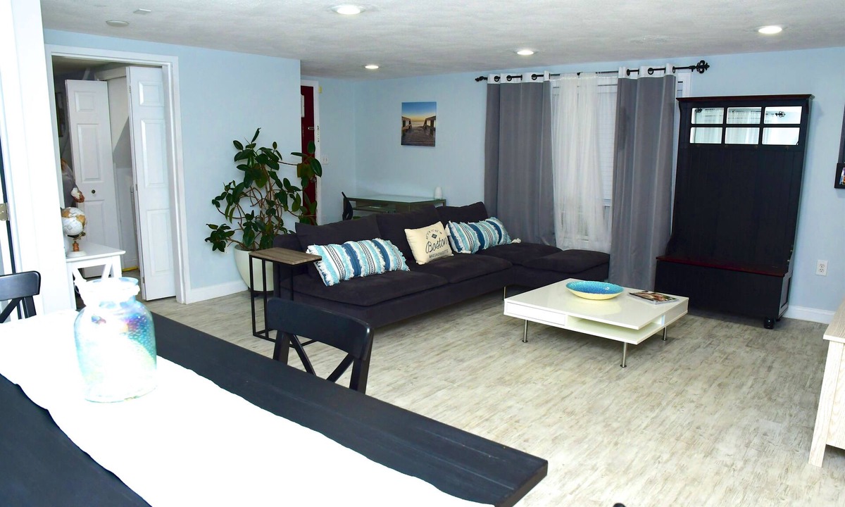 Revere Apartment | Modern Beachside Space - Near Boston/Airport/Train