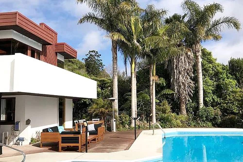 Waiatarua House | Modern Bed and Breakfast in Tropical Setting near Lion Rock on North Island