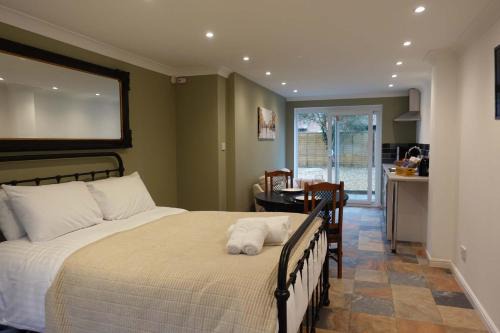 Bicester Apartment | Modern Bicester Studio Self-Contained with Parking