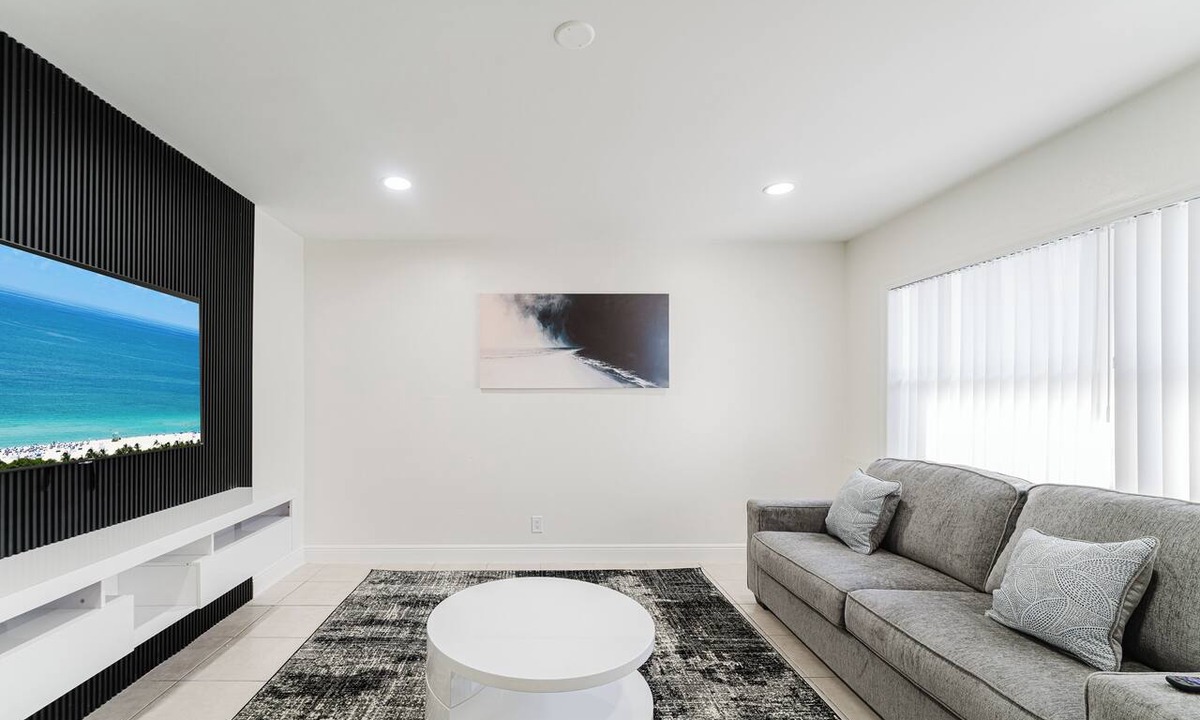 Boca Raton Condo | Modern Boca Condo Near FAU : 2 KING BR + Pool