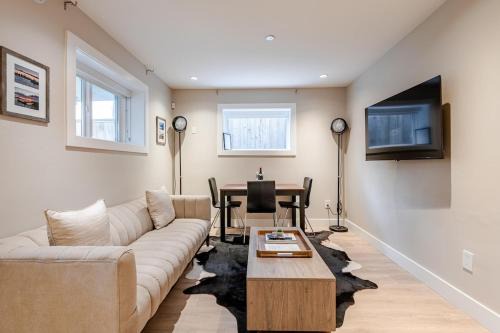 Lower Lonsdale Apartment | Modern Bright Suite Self Check-In