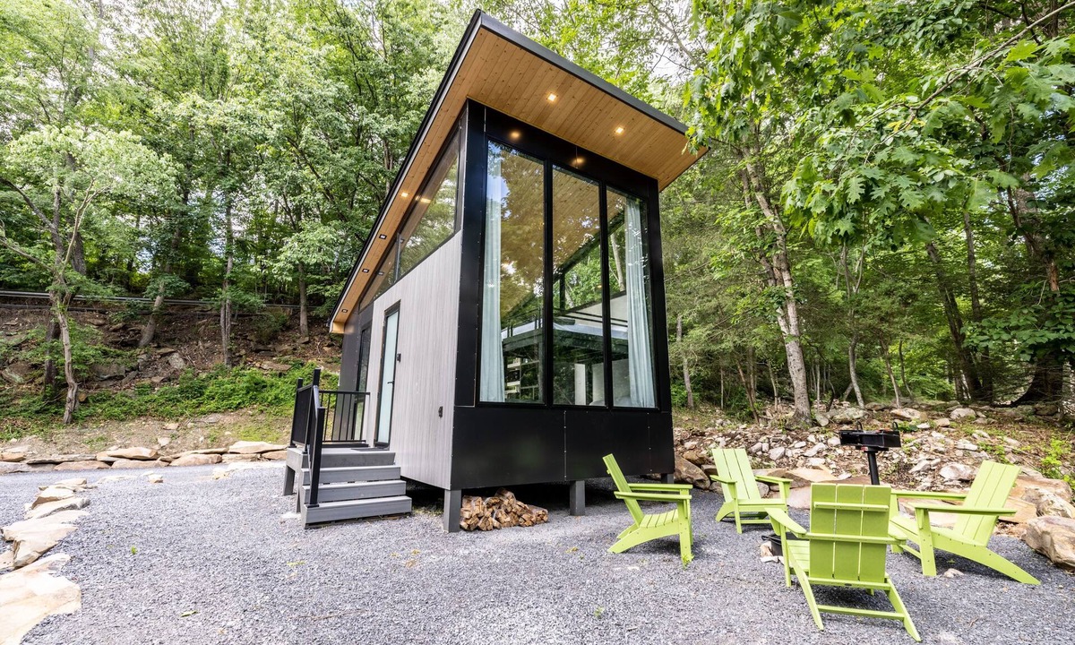 Goldbond Cabin | Modern Cabin-The Sequoia Cabin at Four Fillies Lodge
