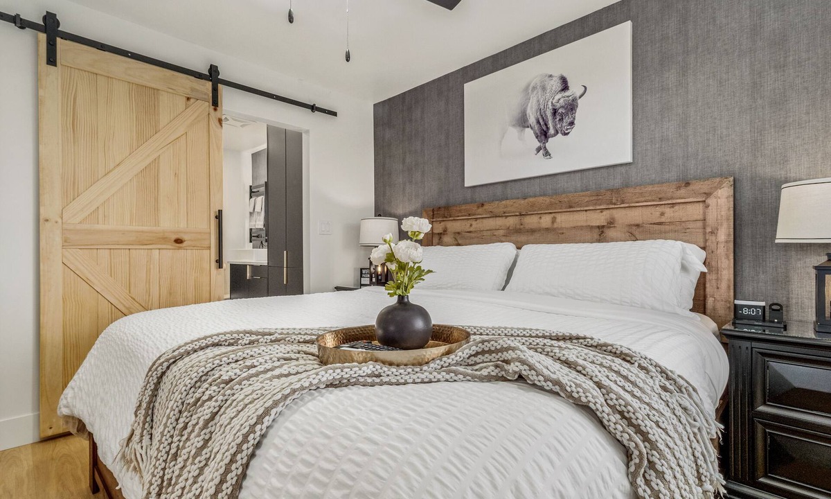Fort Macleod Cabin | Modern cabin with King Bed, full kitchen and laundry.