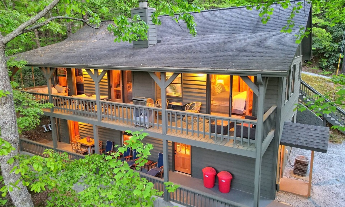 Screamer Mountain Cabin | Modern Cabin with Great Views Close to Downtown Clayton