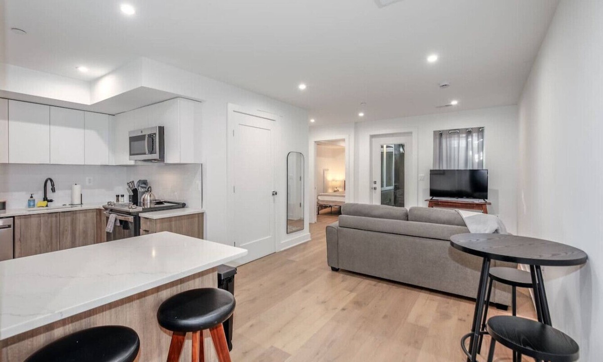 Southeast Hotel | Modern Capitol Hill Apartment – 3 Min Walk to Metro!