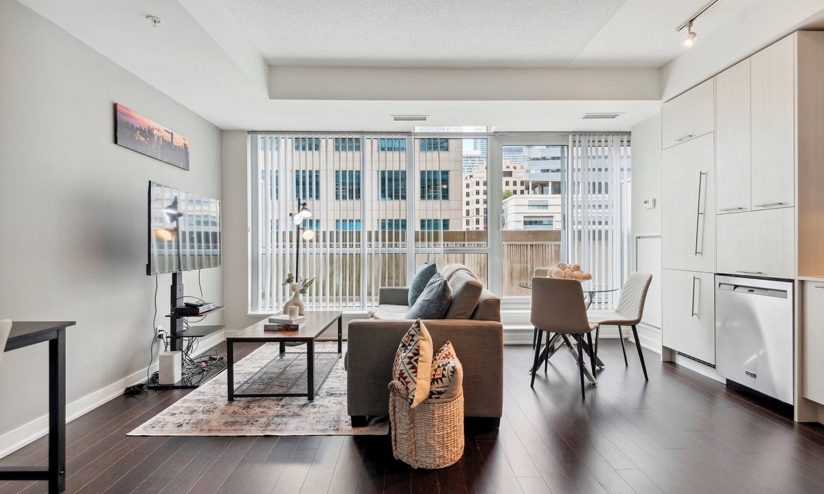 Downtown Toronto Apartment | Modern Central 1-BR Condo in DT Toronto