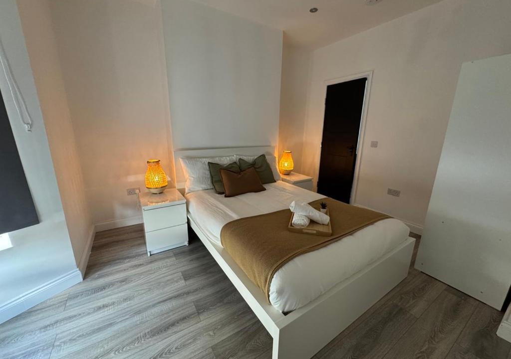 Wellingborough Apartment | Modern Central Apartments with Balcony
