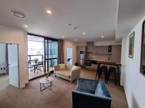 Auckland Central Business District Apartment | Modern, Central City, Penthouse Floor Apartment.