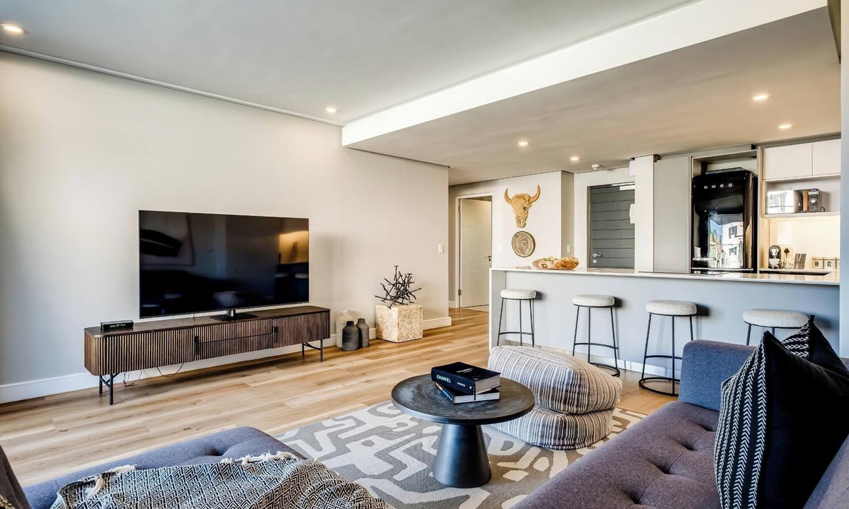 Sea Point Promenade Apartment | Modern Central Secure Cape Town 2bed Bantry Suite