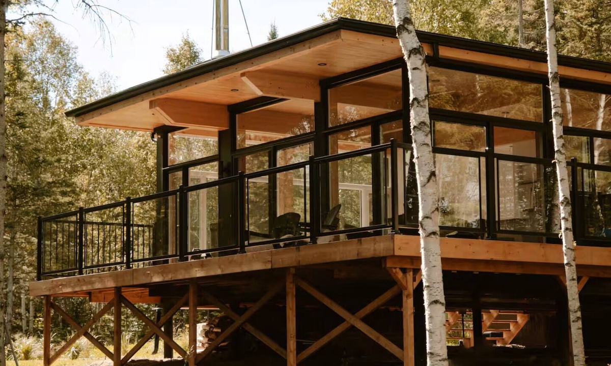 Saint-Tite-des-Caps Ski Chalet | Modern chalet with spa and fireplace in the heart of nature 15 mins from two ski mountains