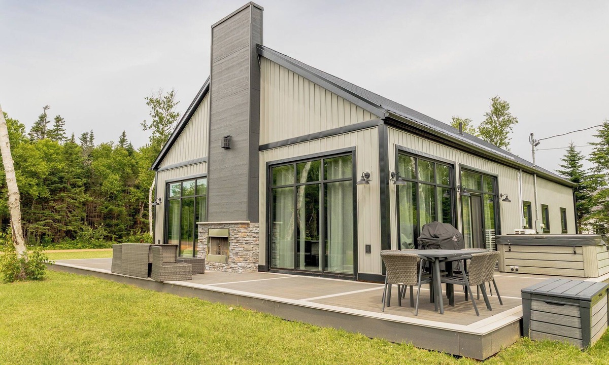 Bayview House | Modern Chalet w/Hot Tub minutes to Cavendish - Seawood Haven