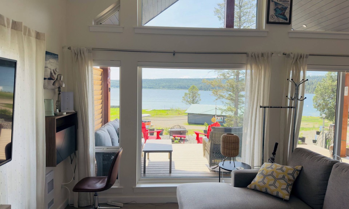 Lac La Hache Cabin | Modern Charming Lakeside cottage on Lac La Hache! Fun all year!