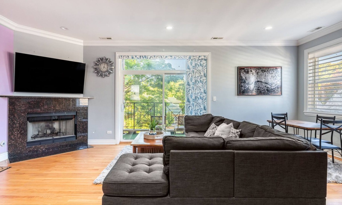 West Ridge Condo | Modern Chicago 3Bd/3Bth Duplex Condo. 12mins to Downtown