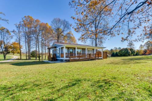 Clarkesville House | Modern Clarkesville Cottage w/Decks & Patio!