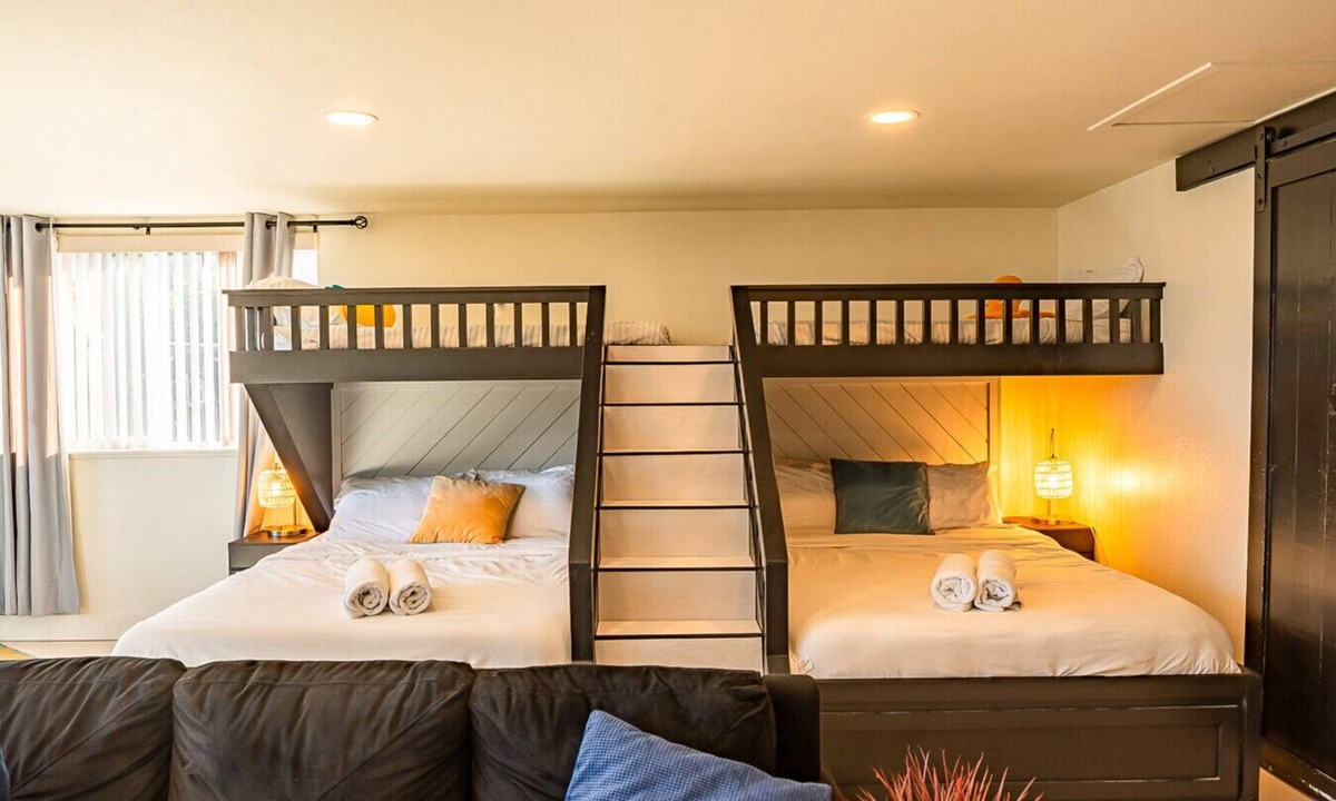 Brookings House | Modern Coast Escape |Hot Tub & Games |Near Beach