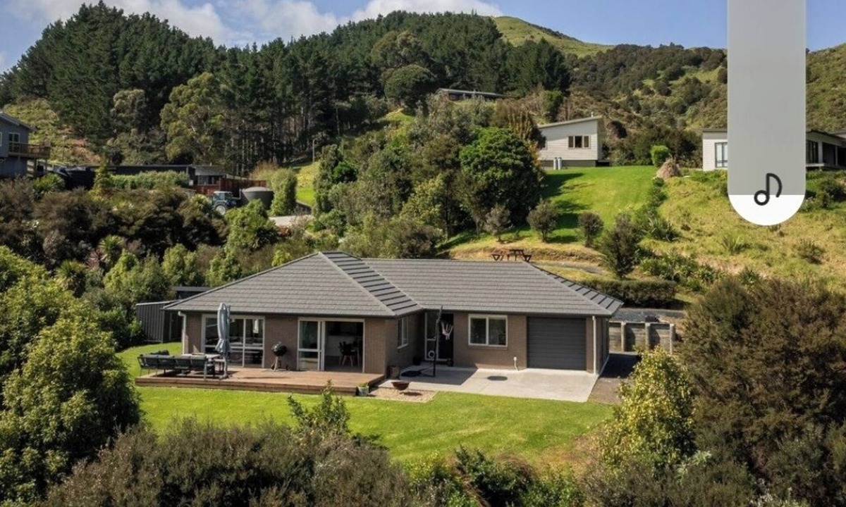Te Mata House | Modern coastal bach – 2 min beach, 7 min boat ramp | Family & fisher-friendly