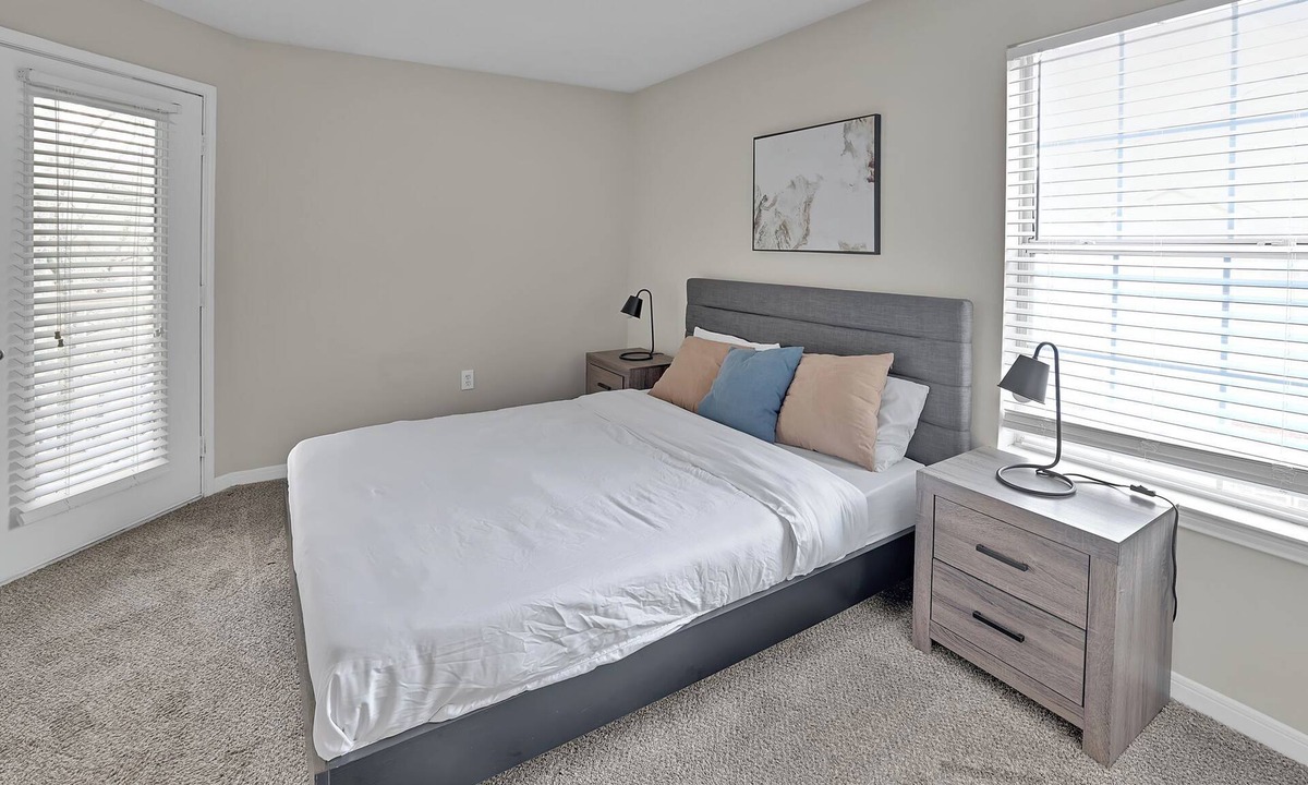 Sand Ridge Apartment | Modern Comfort w/Balcony, Kitchen & WiFi