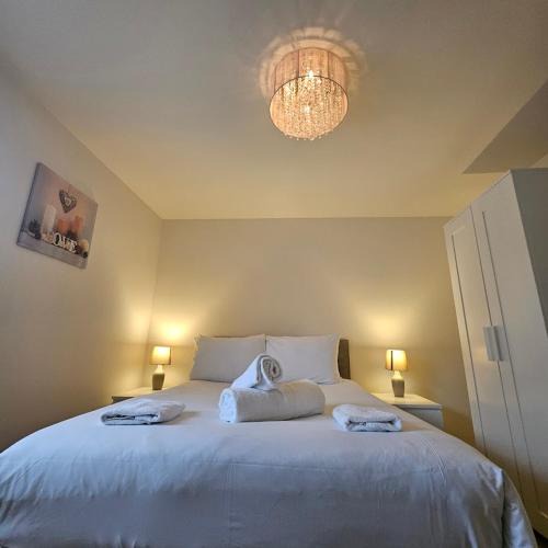 Radbourne House | Modern Comfy 3 Bed Home - Free 2 space driveway - Free road parking - Free Netflix