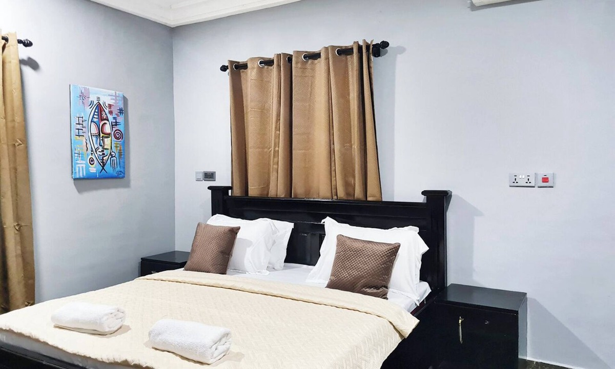 Accra Apartment | Modern Comfy & Quiet Close to Highway