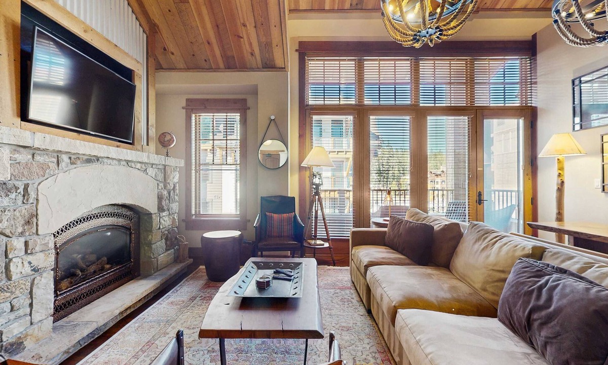 Truckee Condo | Modern condo with shared hot tub, fireplace, and walk to lifts - golf nearby