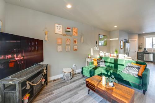 Billings House | Modern Coopers Cottage w/River Views