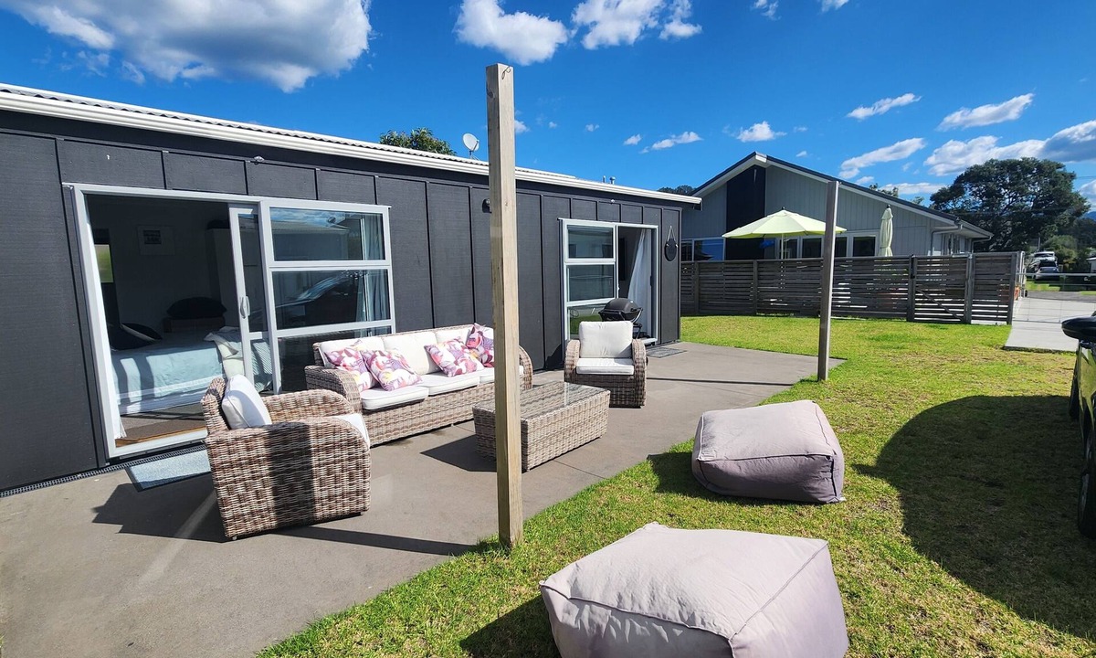 Whangamata House | Modern cosy 1 bedroom Bach, estuary location, off-street parking
