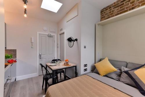 Pembridge Apartment | Modern & cosy micro studio at 4th floor