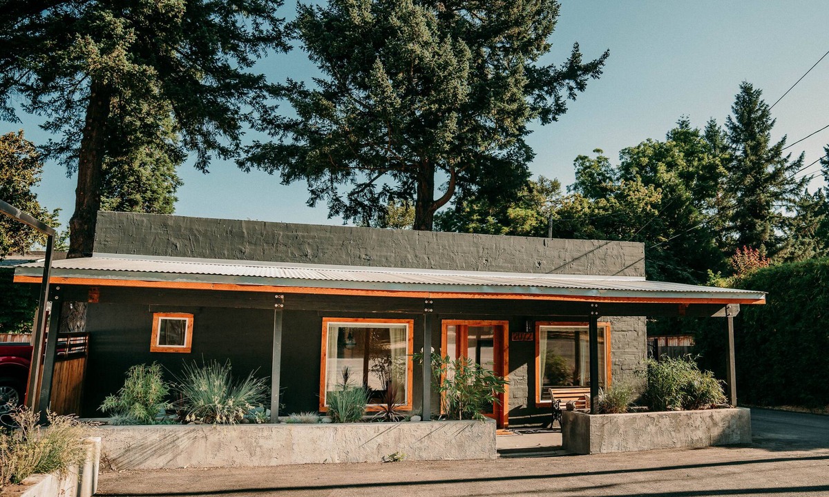 Fruitdale Cottage | Modern cottage centrally located with private access to the Rogue River!