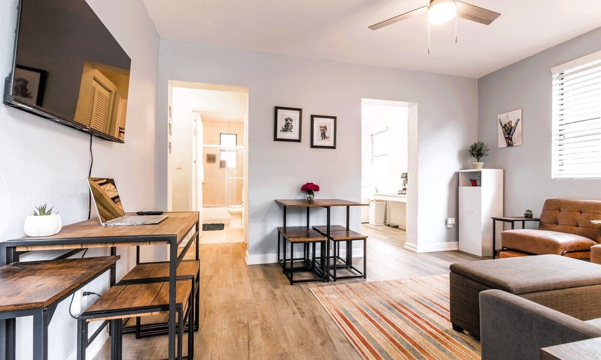 Gateway Park House | Modern Cottage-Parking close to UF available. 5 min to UF & Hospitals