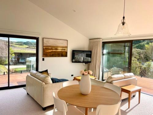 Upper Moutere Apartment | Modern Country Retreat