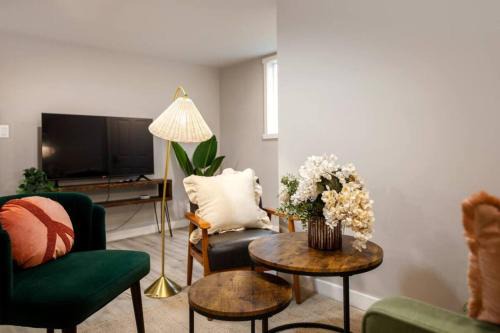 Bryn Mawr-Skyway House | Modern Cozy Bright 2BR Lower Unit w private entry