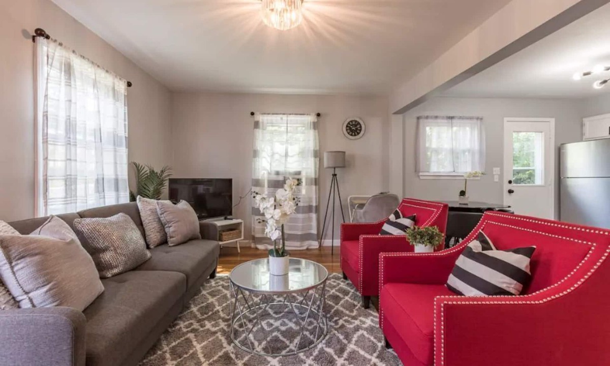 Center House | Modern & Cozy Cape | 4 Bedroom House | Central Location