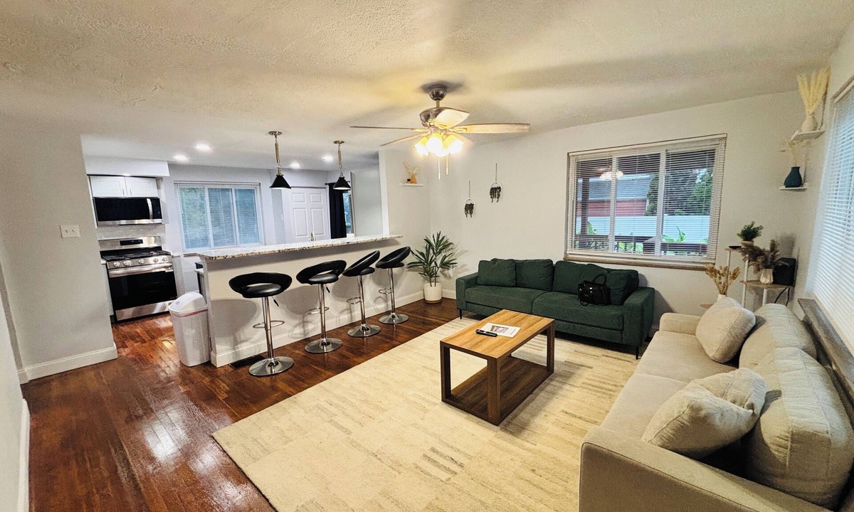 West Mifflin House | Modern Cozy Home with Pool