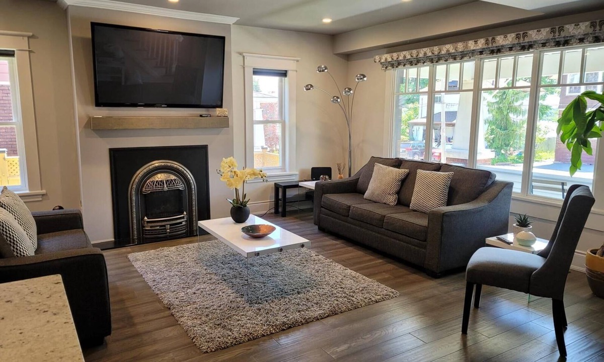Niagara Falls House | Modern & Cozy House – Located Near Falls, Parks, Wineries, and Casinos.