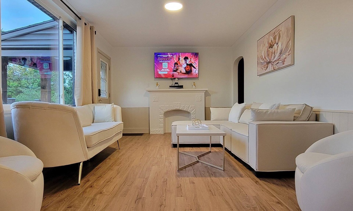 Mount Saint Joseph House | Modern Cozy Retreat: 2 King, 1 Queen, PS5, & Sunroom