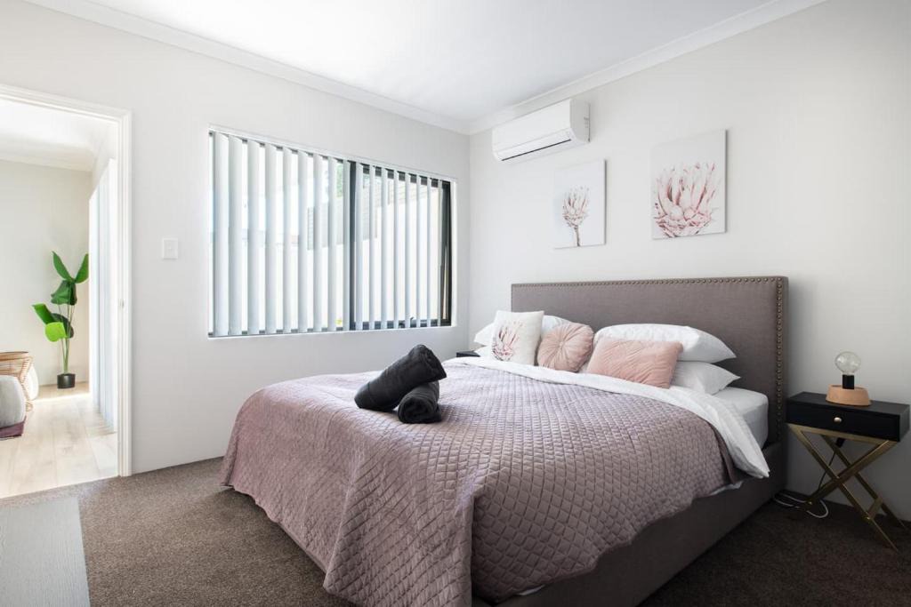 Attadale Apartment | Modern Cozy spacious 3 bdrm 2bath,FREO,Parking,AC