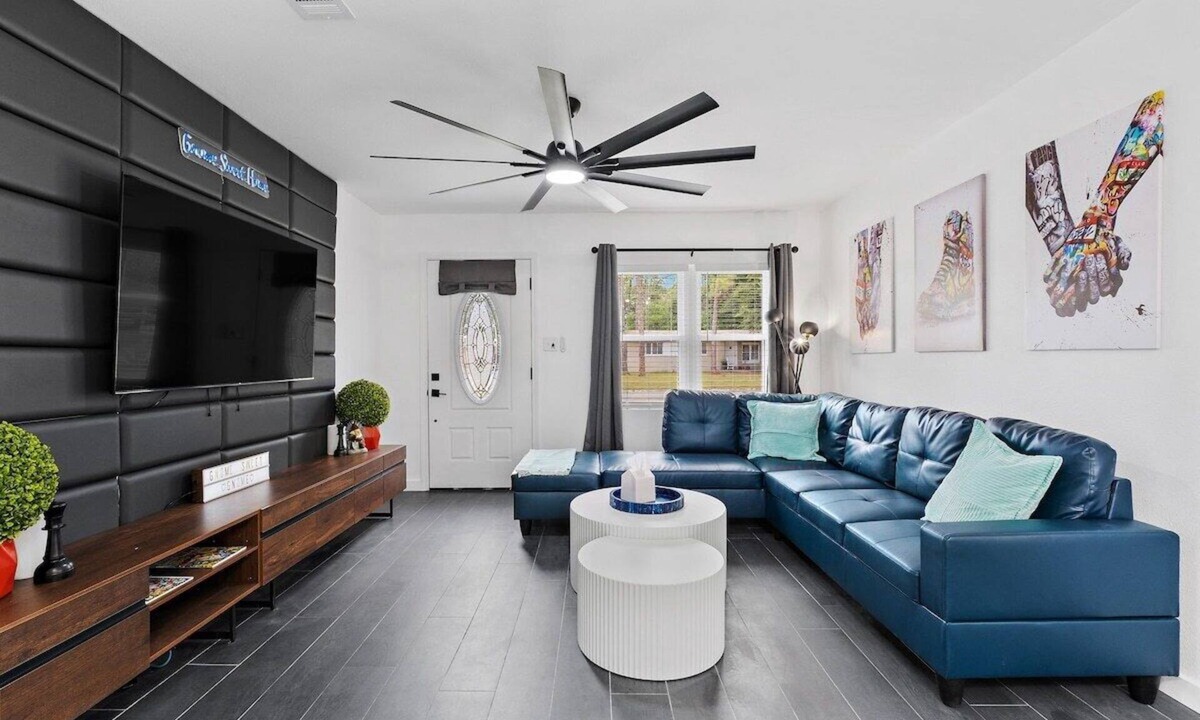 Southeast Pensacola House | Modern Design 3 bed 2 bath * Dog Friendly * 3 Miles to Downtown