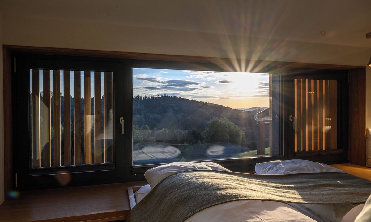 Breitenberg Apartment | Modern design apartment with a view of the Dreisesselberg. With sauna, roof terrace, outdoor bathtub and custom-made furnishings. Perfect for two adults who appreciate peace and quality.