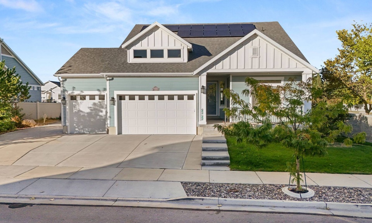 South Jordan House | Modern Design Meets Elegant Views! Perfect for Family Retreats and Gatherings